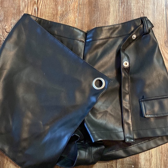 Black Leather skort, Size M - Picture 4 of 4